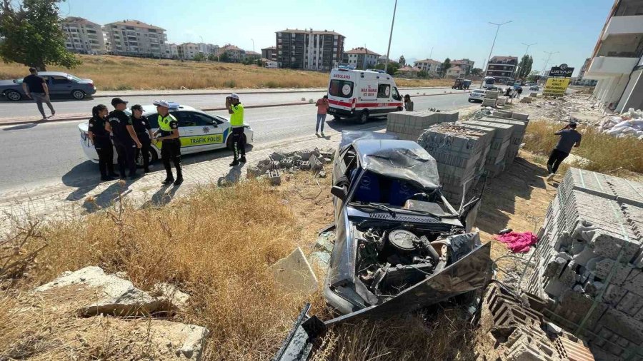 Takla Atan Otomobil Hurdaya Döndü: 1 Yaralı