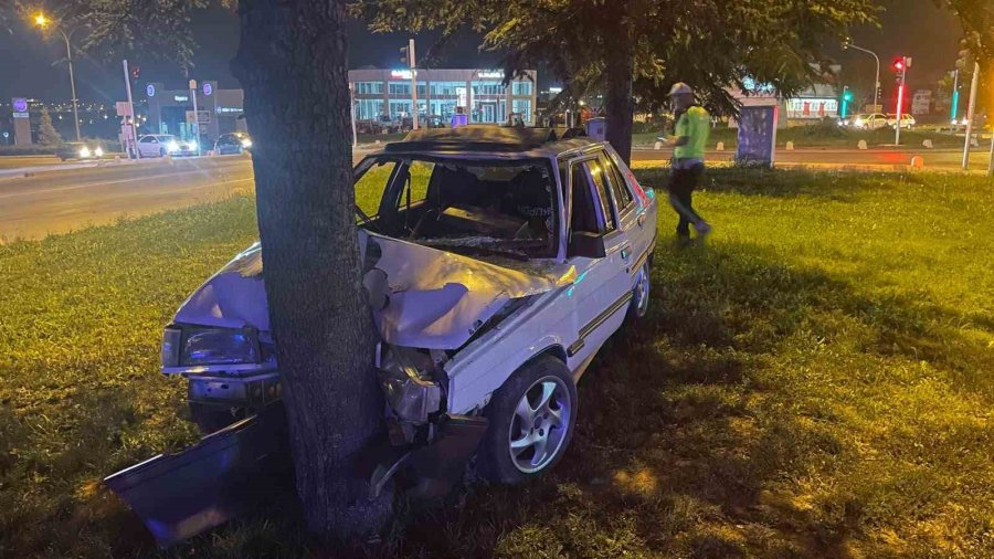Karaman’da Otomobil Ağaca Çarptı: 1 Yaralı