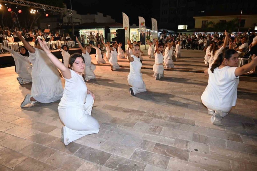Kemer Belediyesi Cumhuriyet Orkestrası Sahne Aldı