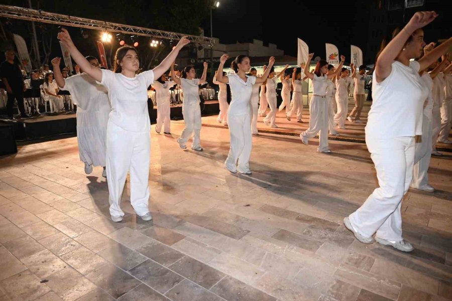 Kemer Belediyesi Cumhuriyet Orkestrası Sahne Aldı