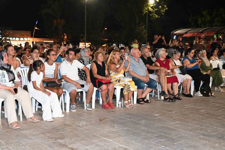 Kemer Belediyesi Cumhuriyet Orkestrası Sahne Aldı