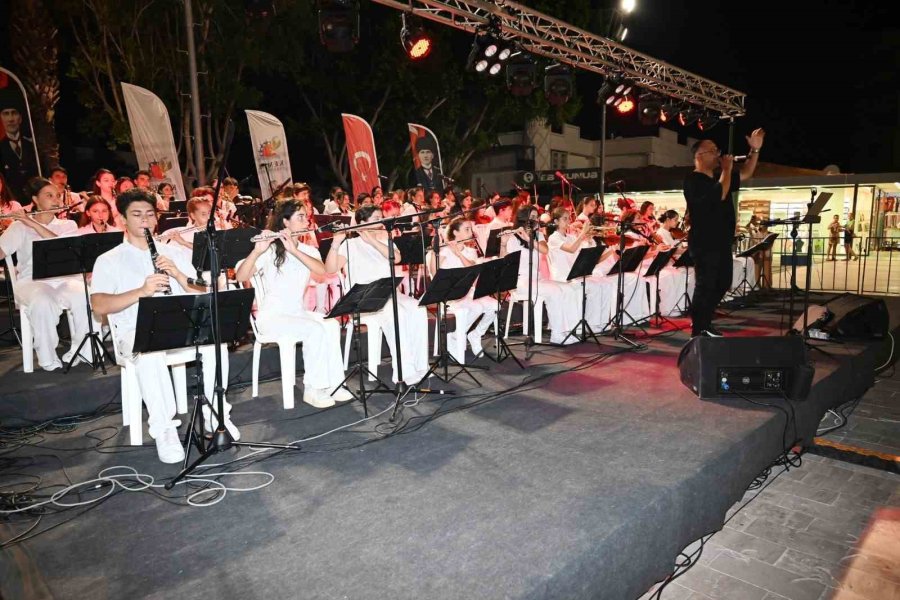 Kemer Belediyesi Cumhuriyet Orkestrası Sahne Aldı