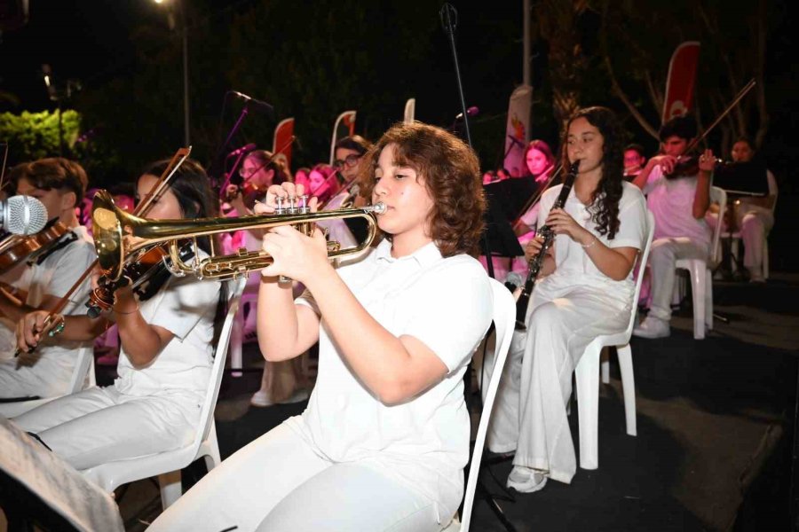 Kemer Belediyesi Cumhuriyet Orkestrası Sahne Aldı