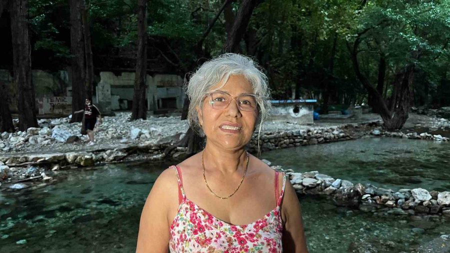 Gördükleri Manzaraya Duyarsız Kalmayıp, Eldiven Ve Maskeyle Temizlik Yaptılar