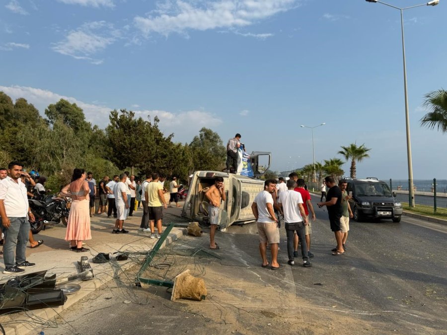 Bisiklete Çarpmamak İçin Manevra Yapan Araç Yan Yattı: 2 Yaralı