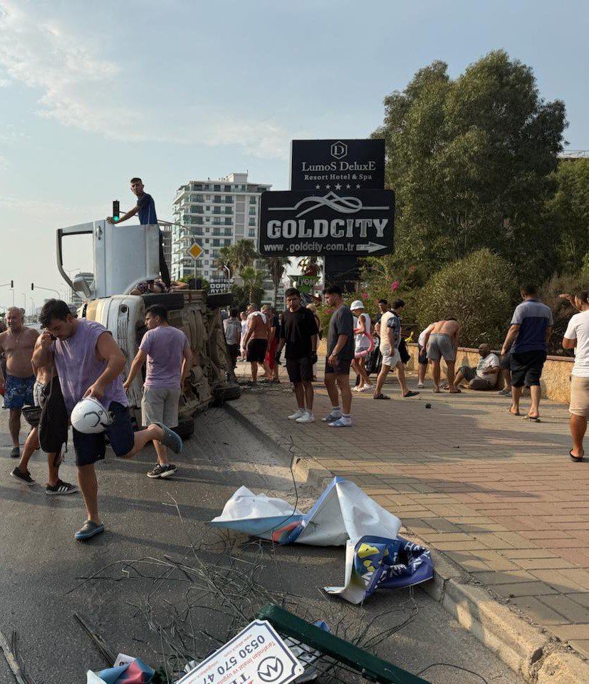 Bisiklete Çarpmamak İçin Manevra Yapan Araç Yan Yattı: 2 Yaralı