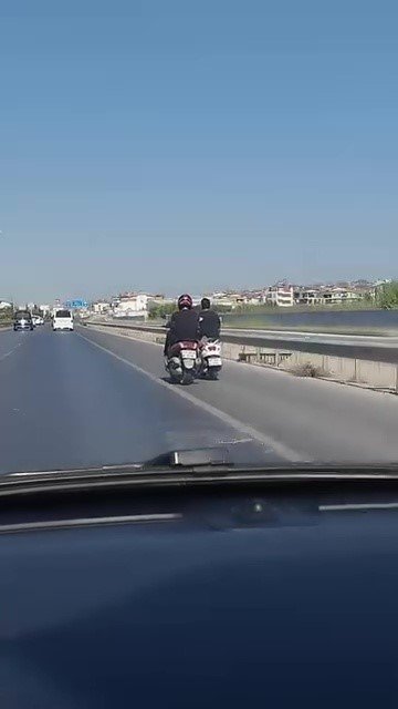Kara Yolunda Seyir Halindeyken Ayağıyla Önündeki Motosikleti İtmeye Çalıştı