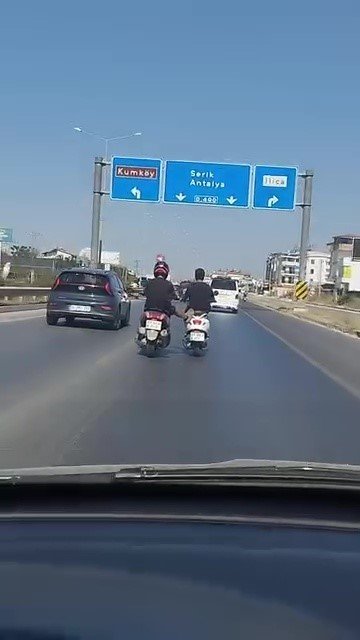 Kara Yolunda Seyir Halindeyken Ayağıyla Önündeki Motosikleti İtmeye Çalıştı