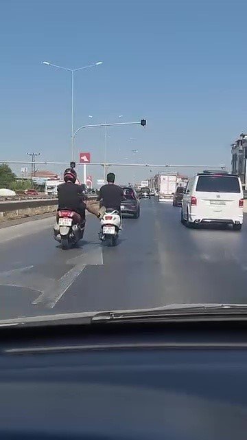 Kara Yolunda Seyir Halindeyken Ayağıyla Önündeki Motosikleti İtmeye Çalıştı