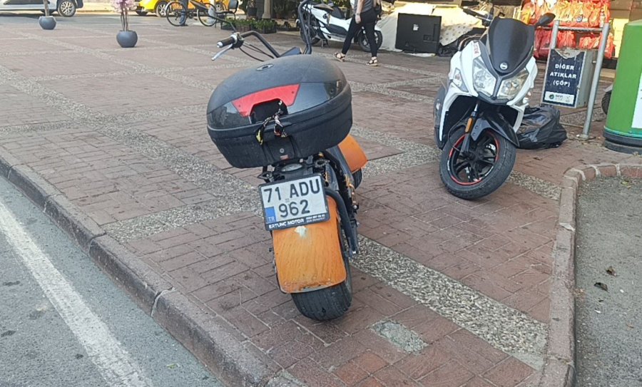 Kapısı Açılan Otomobile Çarpan Motosiklet Sürücüsü Yaralandı