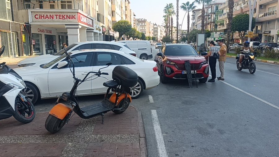 Kapısı Açılan Otomobile Çarpan Motosiklet Sürücüsü Yaralandı