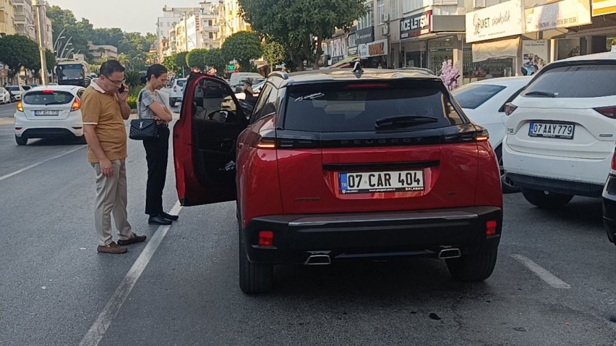 Kapısı Açılan Otomobile Çarpan Motosiklet Sürücüsü Yaralandı