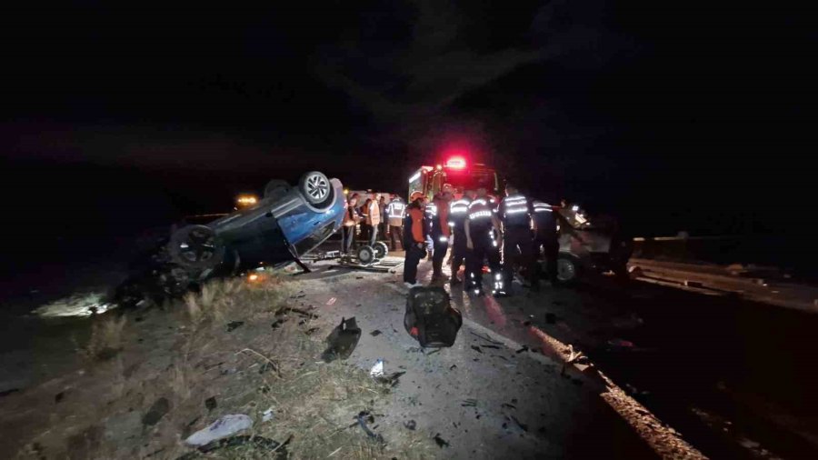 Karaman’da İki Otomobilin Kafa Kafaya Çarpıştı: 1 Ölü, 1 Yaralı