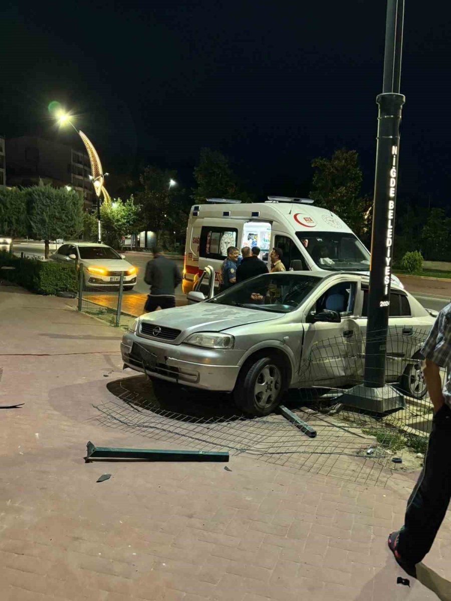 Niğde’de Otomobil Refüje Çıktı: 1 Yaralı