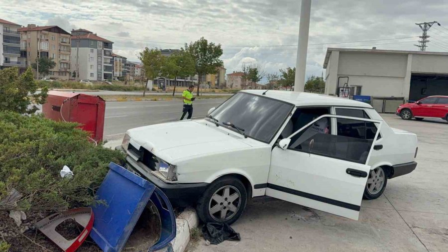 Otomobilin Refüje Çıkıp Direği Devirdiği Kaza Kamerada