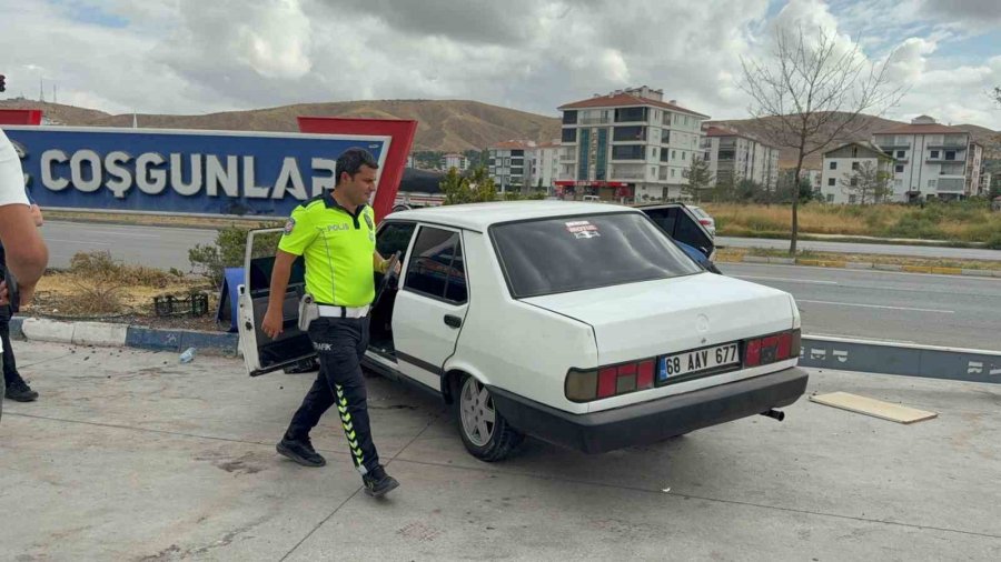 Otomobilin Refüje Çıkıp Direği Devirdiği Kaza Kamerada