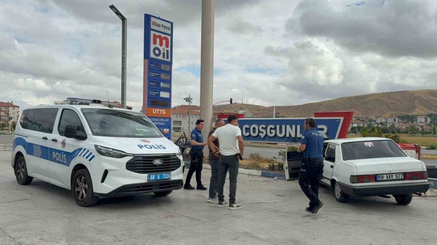 Otomobilin Refüje Çıkıp Direği Devirdiği Kaza Kamerada