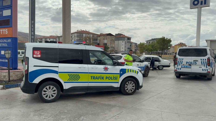 Otomobilin Refüje Çıkıp Direği Devirdiği Kaza Kamerada