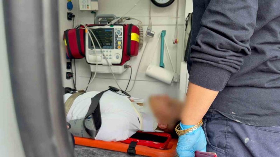Otomobilin Refüje Çıkıp Direği Devirdiği Kaza Kamerada