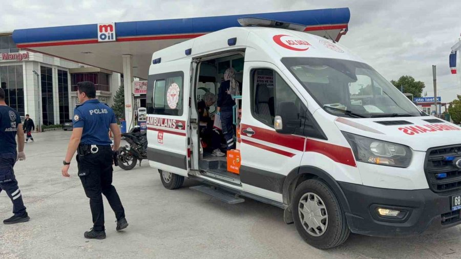 Otomobilin Refüje Çıkıp Direği Devirdiği Kaza Kamerada