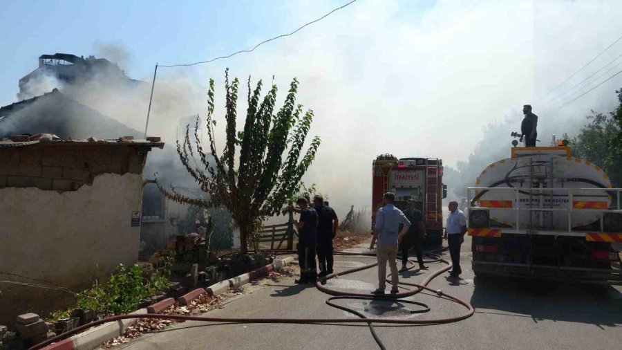 Anne Oğlunun, Oğlu Annesinin Yanan Evde Olduğunu Zannetti Buluşmada Gözyaşları Sel Oldu