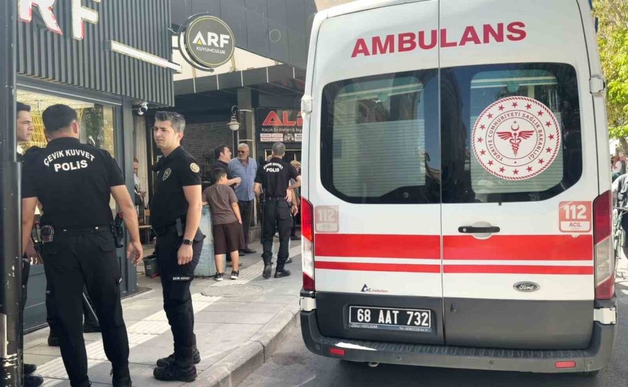 Hırdavatçıdan Aldığı Bıçakla Kendini Yaraladı
