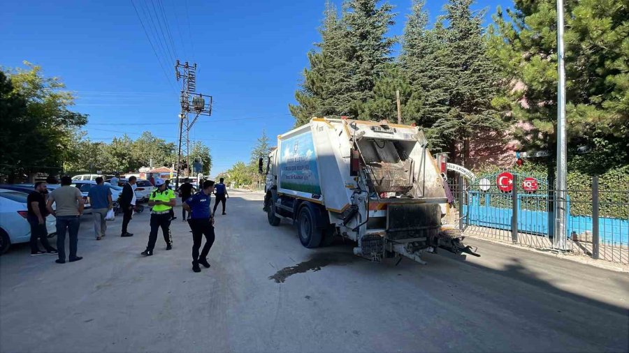 Karaman’da Çöp Kamyonundan Düşen 2 İşçi Yaralandı: Kaza Anı Kameraya Yansıdı