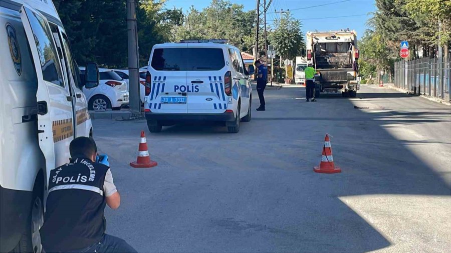 Karaman’da Çöp Kamyonundan Düşen 2 İşçi Yaralandı: Kaza Anı Kameraya Yansıdı