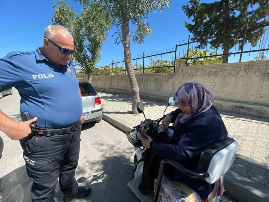 Düşürdüğü Çantasına Kavuşan Yaşlı Kadın Polislere Para Verip Çay İkram Etmek İstedi