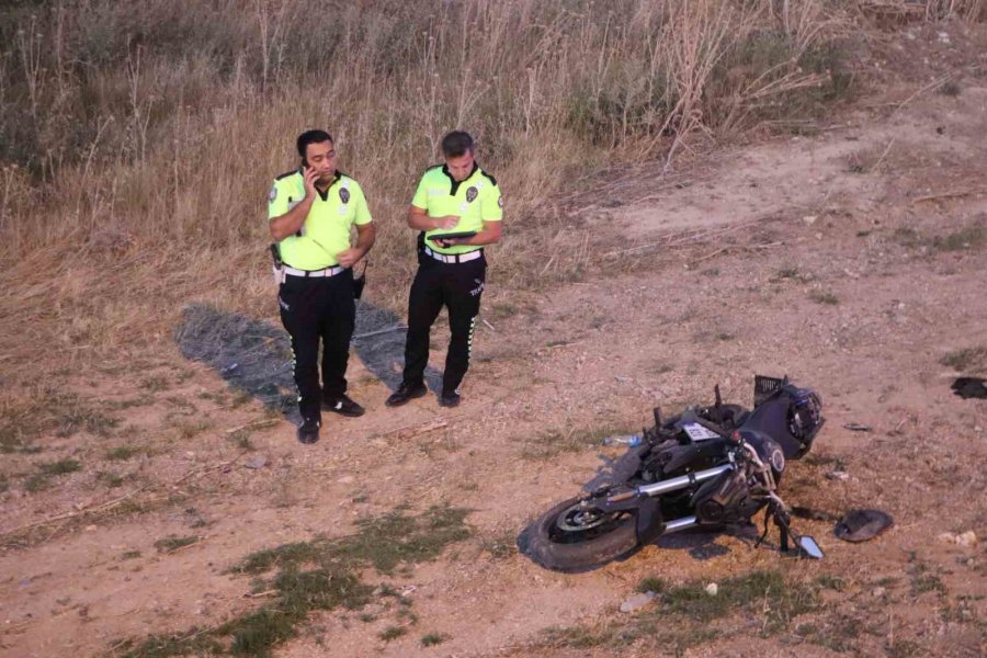 Karaman’da Motosiklet Şarampole Devrildi: 1 Yaralı