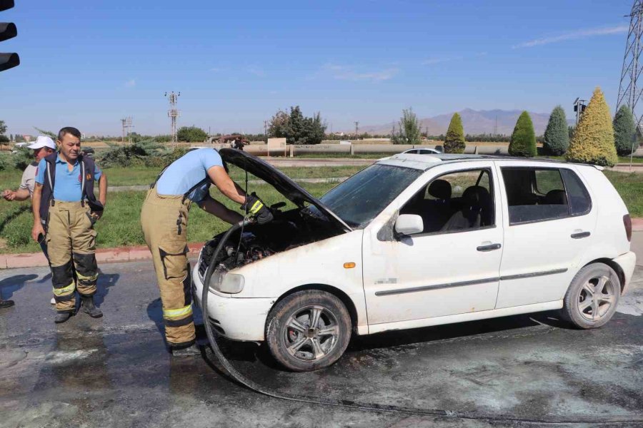 Karaman’da İçinde 5 Kişinin Bulunduğu Otomobil Alev Aldı