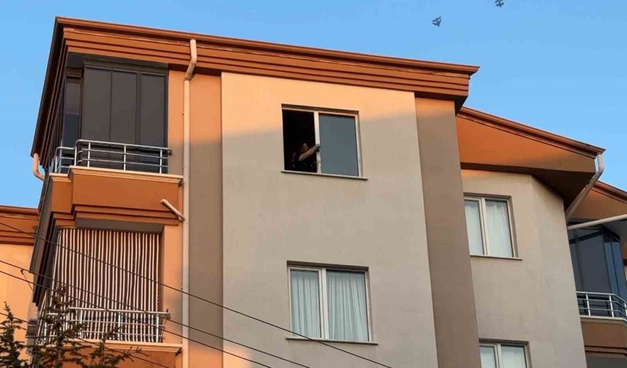 5. Kattan Düşen Genç Kız Ağır Yaralandı