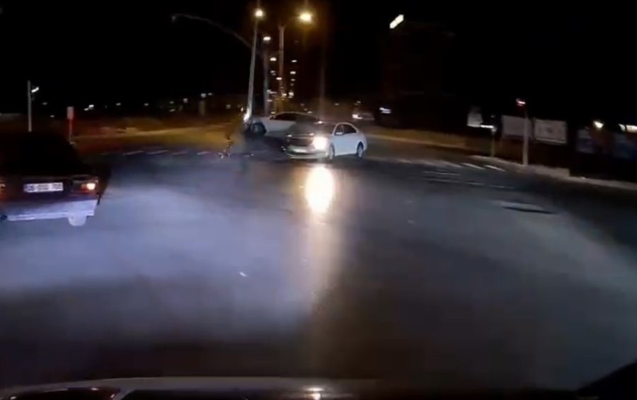 Kırmızı Işıkta Geçen Otomobilin Kazası Güvenlik Kamerasında: 3 Yaralı