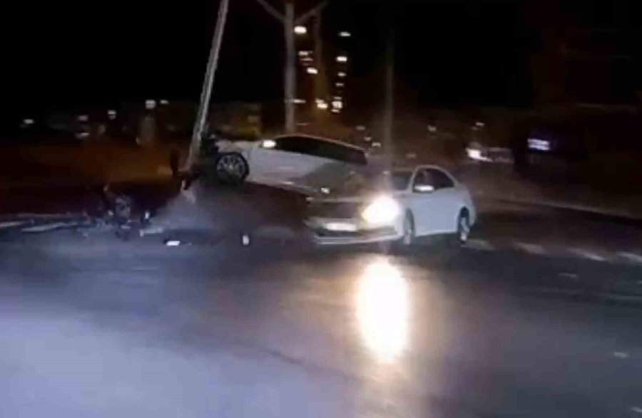 Kırmızı Işıkta Geçen Otomobilin Kazası Güvenlik Kamerasında: 3 Yaralı