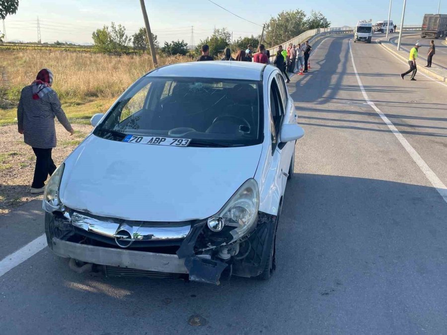 Lastiği Patlayan Otomobil Bariyerlere Çarptı: 1 Yaralı