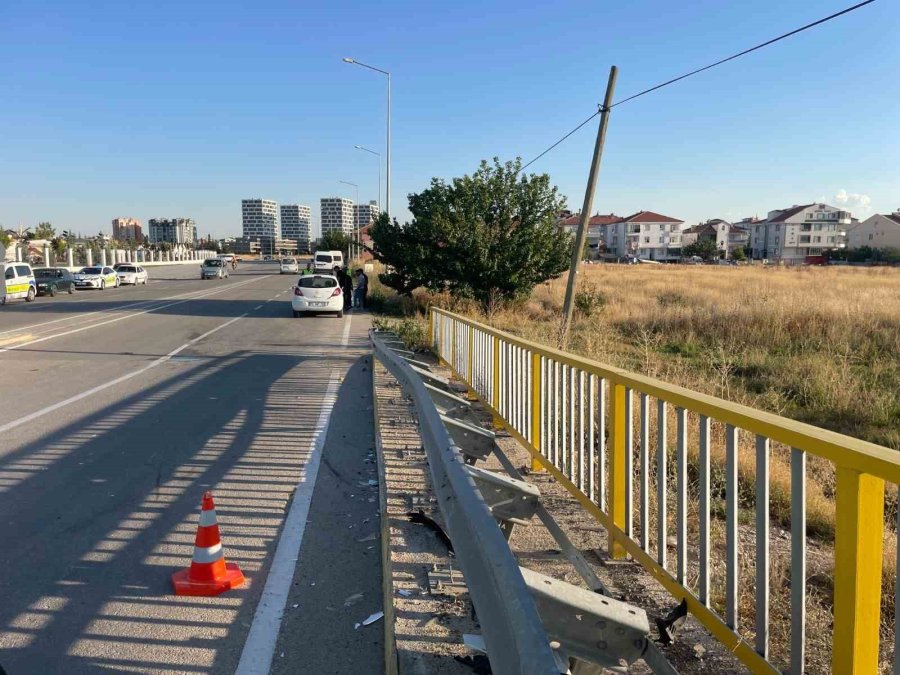 Lastiği Patlayan Otomobil Bariyerlere Çarptı: 1 Yaralı