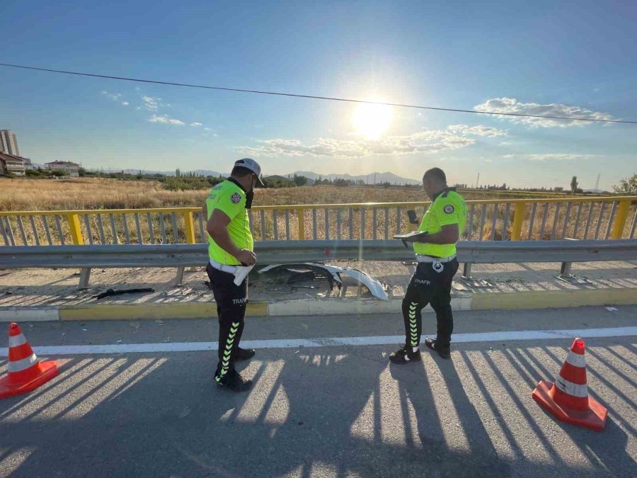 Lastiği Patlayan Otomobil Bariyerlere Çarptı: 1 Yaralı