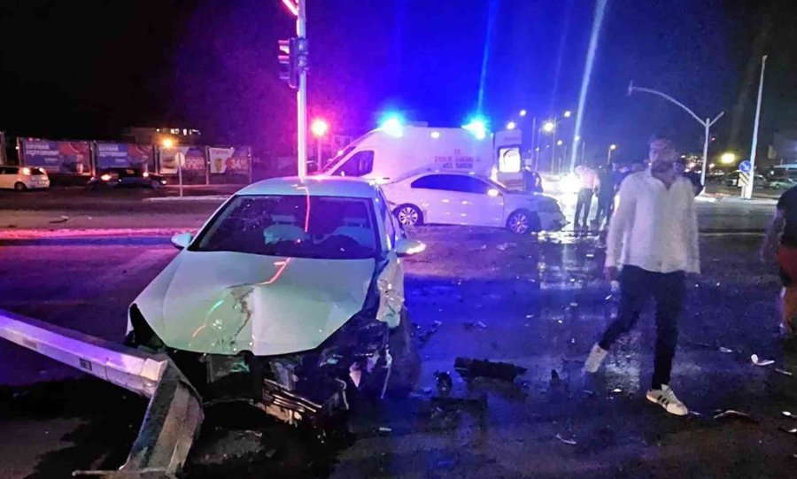 Kırmızı Işıkta Geçen Otomobilin Kazası Güvenlik Kamerasında: 3 Yaralı