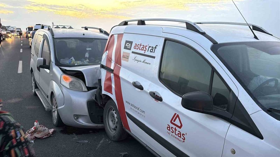 Aksaray’da Kum Fırtınası Zincirleme Kazaya Neden Oldu: 16 Yaralı