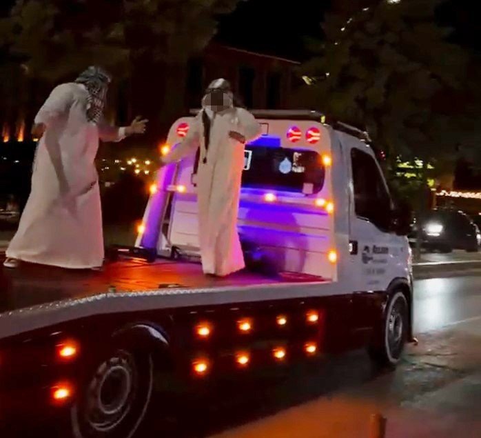 Çekici Üzerinde Dans Pahalıya Patladı