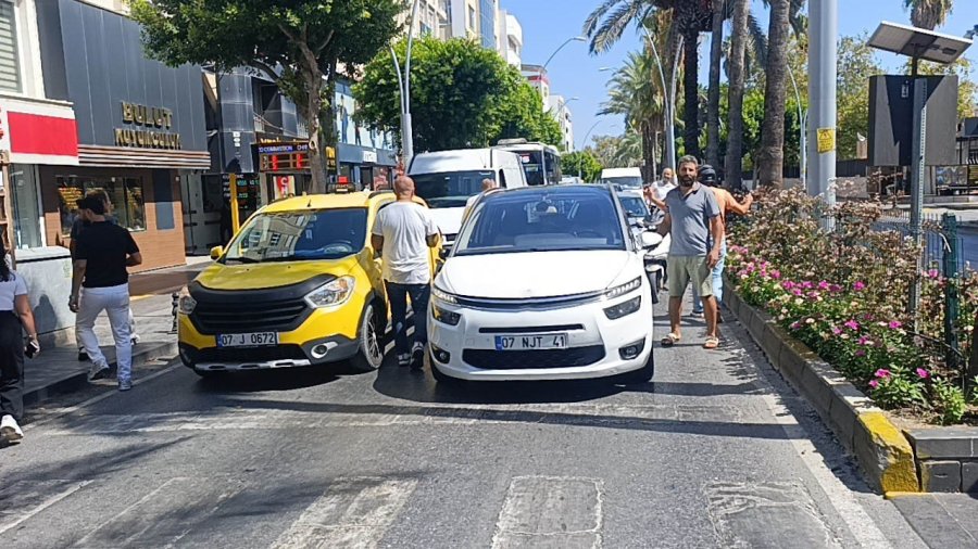 Yayaya Yol Veren Araçların Arasından Geldi, Yayaya Çarpıp Kaçtı
