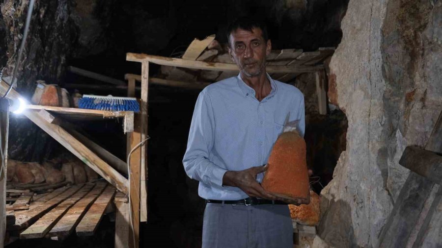 Mağaraya Beyaz Giriyor, Kırmızı Çıkıyor: ‘divle Obruk Peyniri’ Sofralara Hazırlanıyor