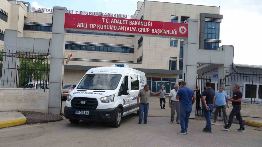 Antalya’da Öldürülen 3 Kişinin Cenazeleri Yakınlarına Teslim Edildi