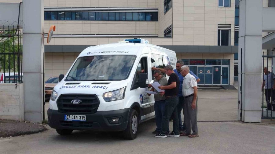 Antalya’da Öldürülen 3 Kişinin Cenazeleri Yakınlarına Teslim Edildi