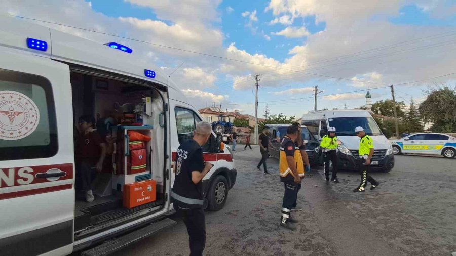 Okul Servisi İle Hafif Ticari Araç Çarpıştı: 6 Yaralı