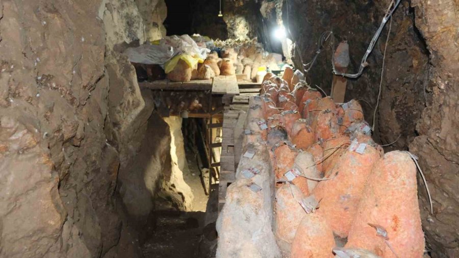 Mağaraya Beyaz Giriyor, Kırmızı Çıkıyor: ‘divle Obruk Peyniri’ Sofralara Hazırlanıyor