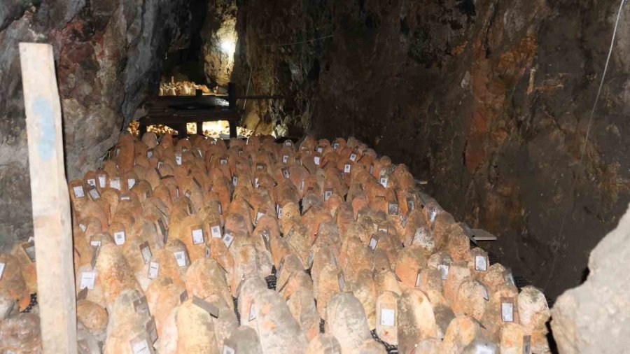 Mağaraya Beyaz Giriyor, Kırmızı Çıkıyor: ‘divle Obruk Peyniri’ Sofralara Hazırlanıyor