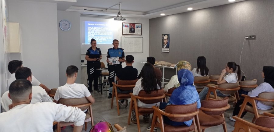 Niğde Polisi Vatandaşları Dolandırıcılığa Karşı Bilgilendirdi