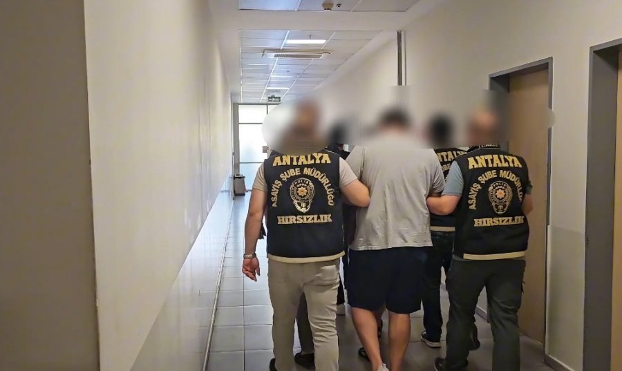 Sinyal Kesici Cihazla Kilitlenmesini Engelledikleri Araçtan Hırsızlık Yaptılar