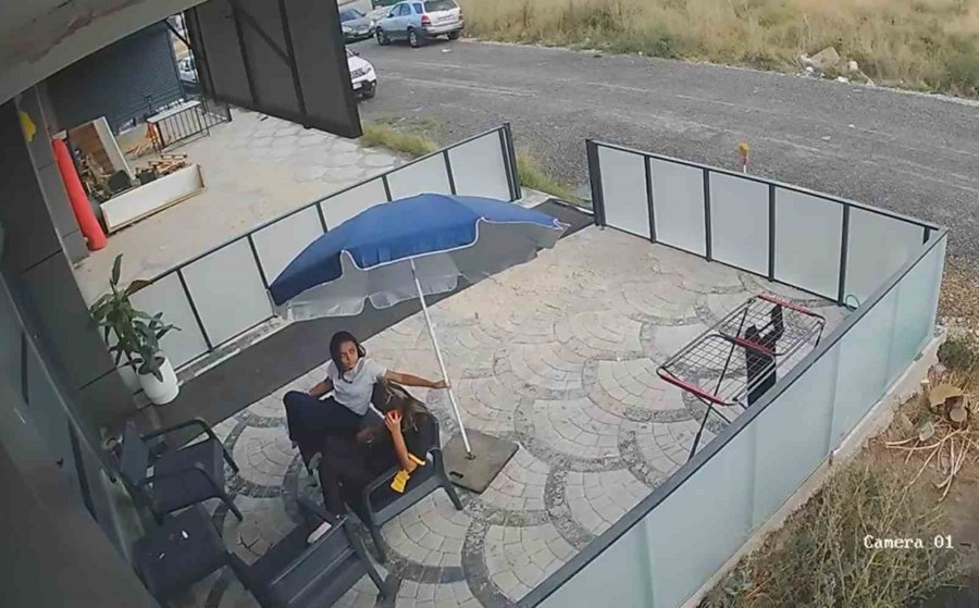 Fırtınada Genç Kızın Şemsiyeyle İmtihanı Kameraya Yansıdı